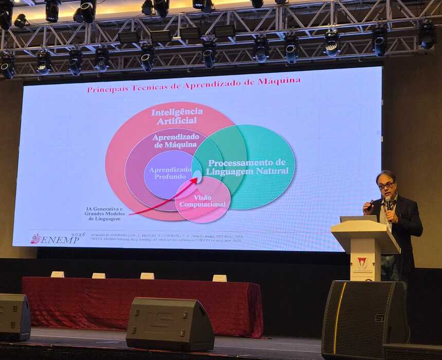 Professor Luiz Augusto da Cruz Meleiro na palestra sobre inteligência artificial aplicada a sistemas particulados